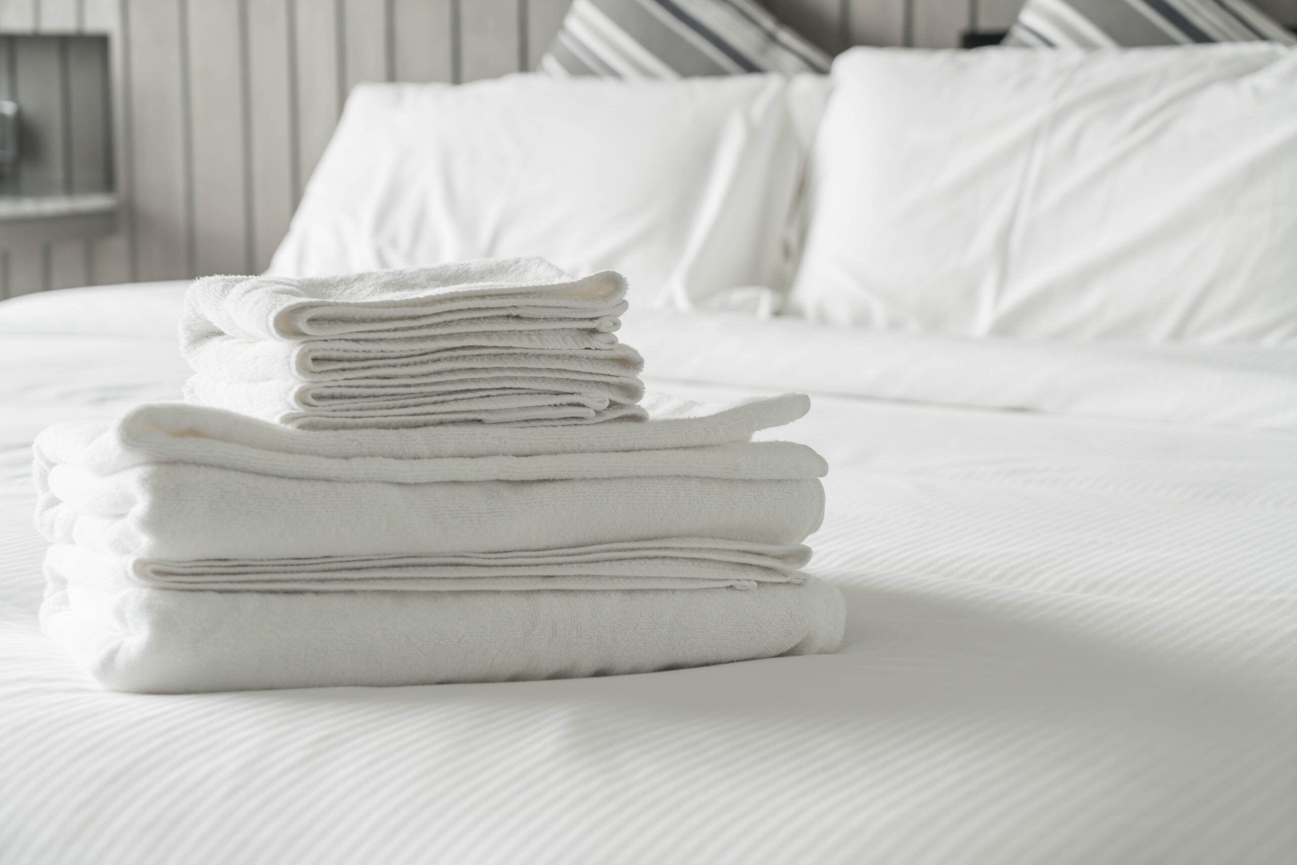 roupa de cama branca como guardar